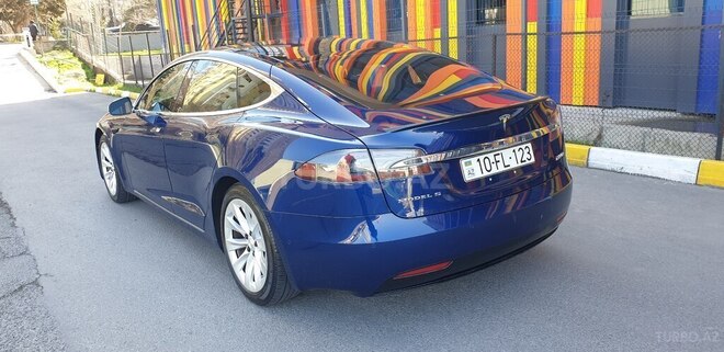 Tesla Model S-4