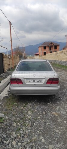 Mercedes E 280 1997, 458,000 km - 2.8 l - Qax