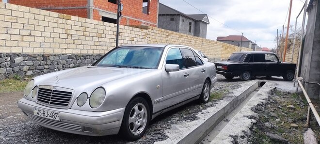 Mercedes E 280 1997, 458,000 km - 2.8 l - Qax