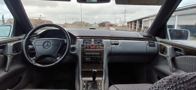 Mercedes E 280 1997, 421,242 km - 2.8 l - Salyan