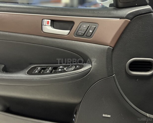 Hyundai Genesis-16