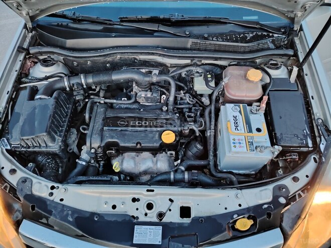 Opel Astra 2006, 30,000 km - 1.4 l - Quba