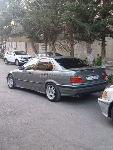 BMW 320-3
