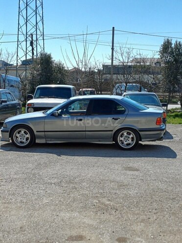 BMW 320-2