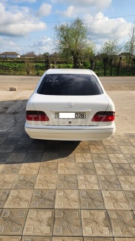Mercedes E 220 d 2000, 135,200 km - 2.2 l - Biləsuvar