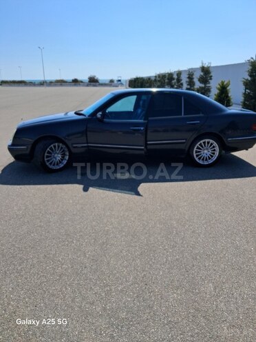 Mercedes E 270 2001, 268,534 km - 2.7 l - Bakı