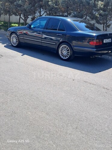 Mercedes E 270 2001, 268,534 km - 2.7 l - Bakı