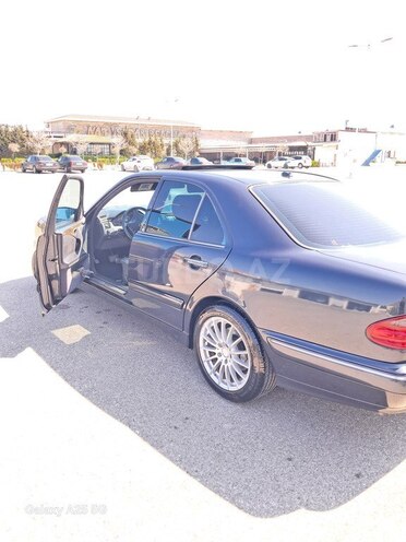 Mercedes E 270 2001, 268,534 km - 2.7 l - Bakı