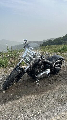 Harley-Davidson Softail Breakout-1