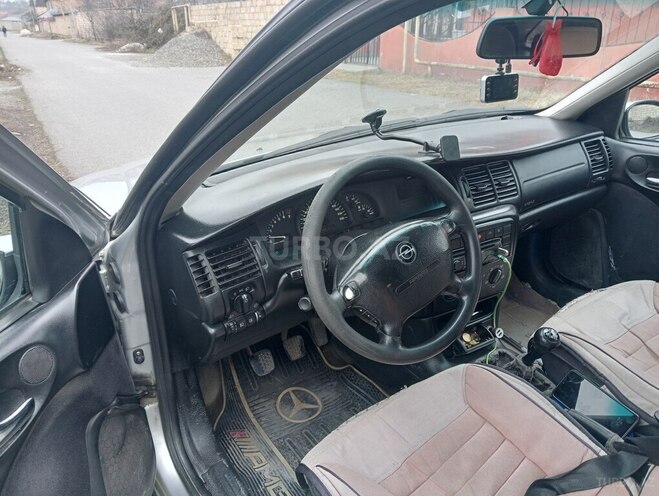 Opel Vectra 1999, 736,000 km - 1.6 l - Qusar