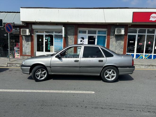 Opel Vectra 1994, 500,000 km - 2.0 l - Qax