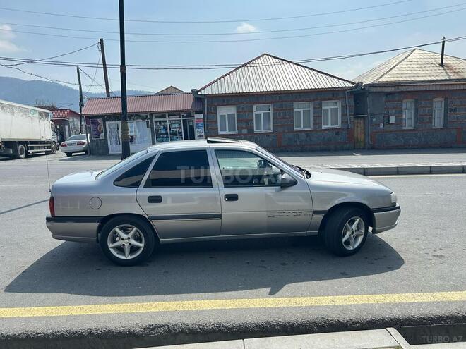Opel Vectra 1994, 500,000 km - 2.0 l - Qax