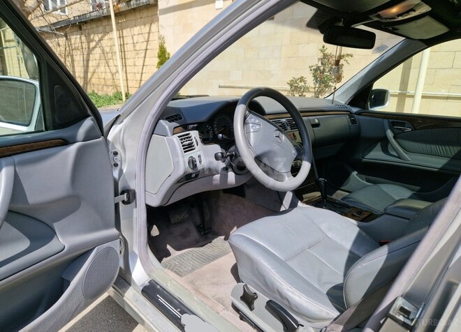 Mercedes E 240 1999, 277,000 km - 2.6 l - Şamaxı