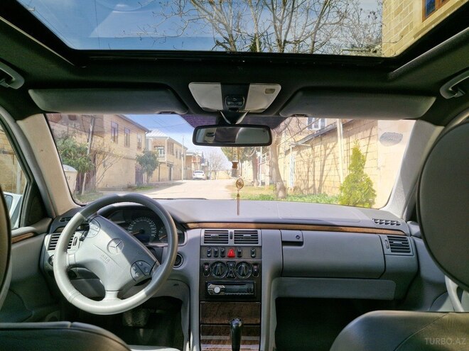 Mercedes E 240 1999, 277,000 km - 2.6 l - Şamaxı