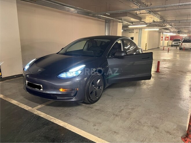 Tesla Model 3-1
