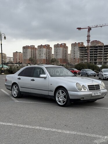 Mercedes E 240 1997, 300,000 km - 2.4 l - Sumqayıt