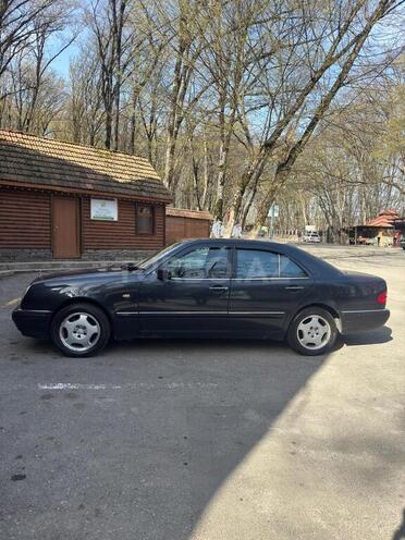 Mercedes E 200 1999, 293,000 km - 2.0 l - Quba