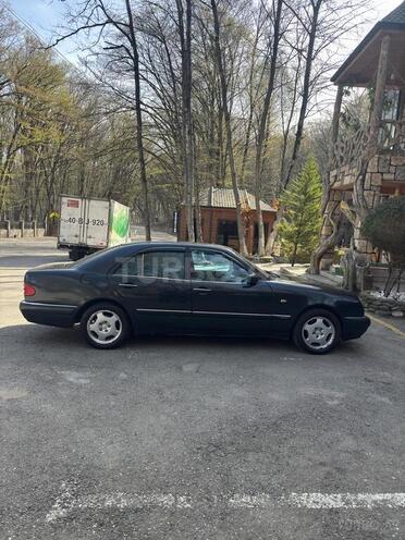 Mercedes E 200 1999, 293,000 km - 2.0 l - Quba