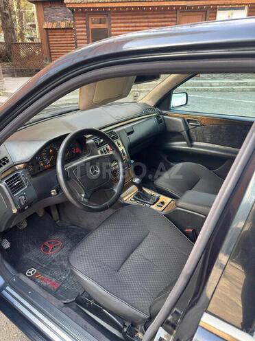 Mercedes E 200 1999, 293,000 km - 2.0 l - Quba