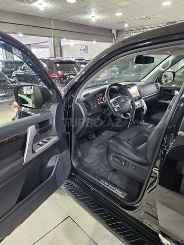Toyota Land Cruiser-9