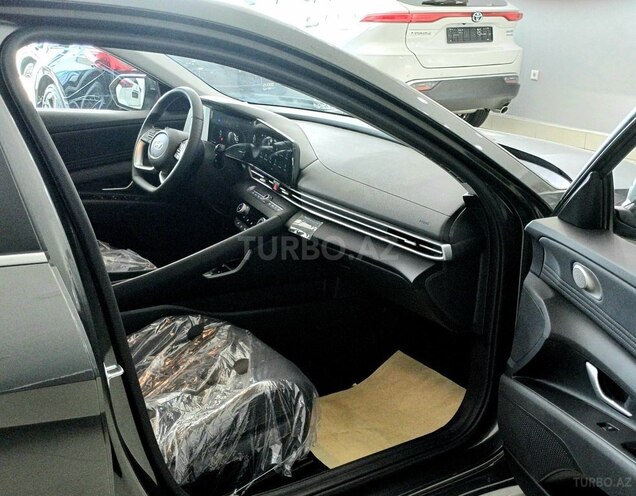 Hyundai Elantra-13