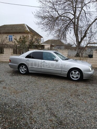 Mercedes E 270 2001, 405,600 km - 2.7 l - Salyan