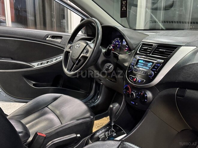 Hyundai Accent-15