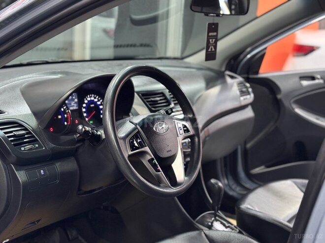 Hyundai Accent-12