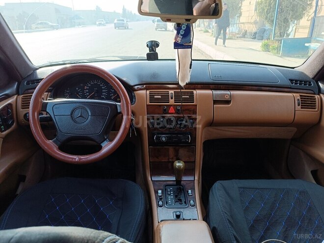Mercedes E 230 1997, 499,000 km - 2.3 l - Salyan
