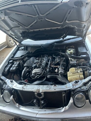 Mercedes E 270 2000, 123,000 km - 2.7 l - Bakı