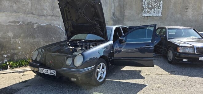 Mercedes E 240 1999, 355,000 km - 2.4 л - Bakı