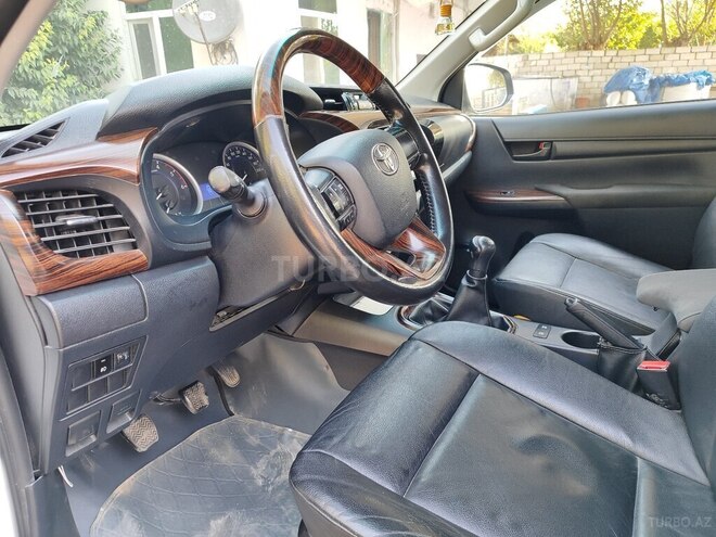 Toyota Hilux 2016, 220,000 km - 2.4 l - Bakı