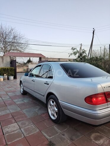 Mercedes E 240 1997, 298,000 km - 2.4 l - Masallı