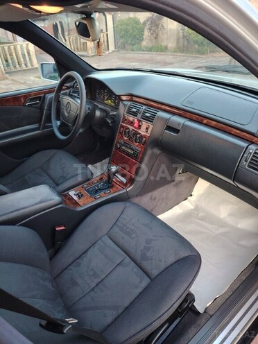 Mercedes E 240 1997, 298,000 km - 2.4 l - Masallı