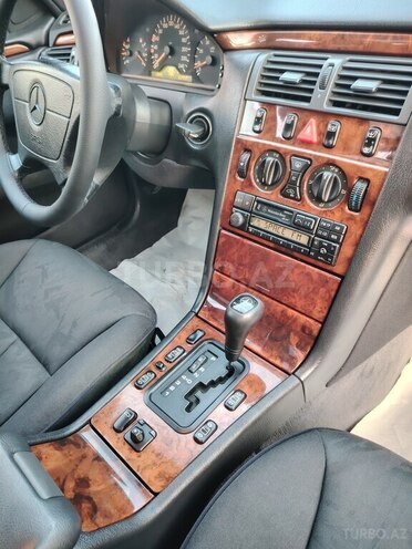 Mercedes E 240 1997, 298,000 km - 2.4 l - Masallı