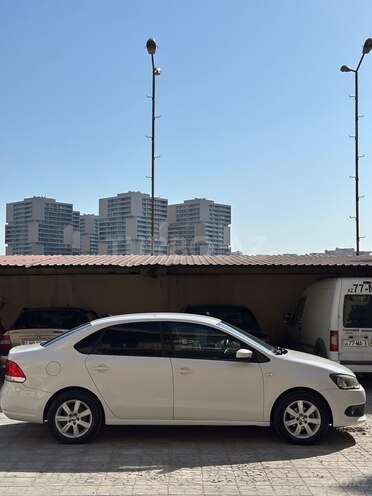 Volkswagen Polo 2013, 293,500 km - 1.6 l - Bakı