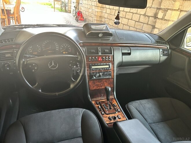 Mercedes E 240 1999, 359,050 km - 2.4 l - Bərdə