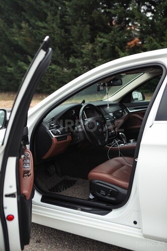 BMW 520 2015, 303,000 km - 2.0 l - Quba
