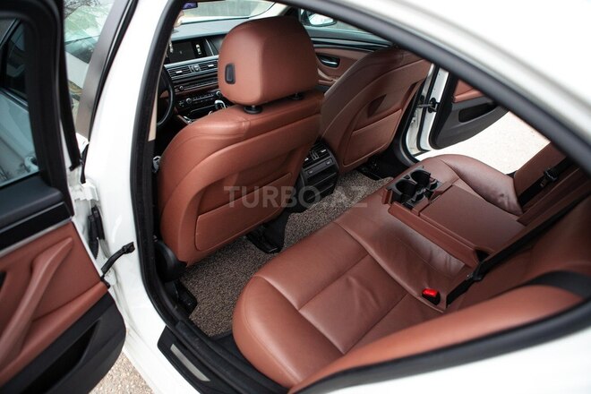 BMW 520 2015, 303,000 km - 2.0 l - Quba