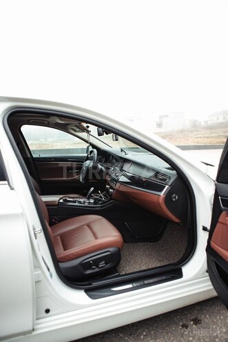 BMW 520 2015, 303,000 km - 2.0 l - Quba