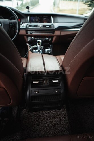 BMW 520 2015, 303,000 km - 2.0 l - Quba