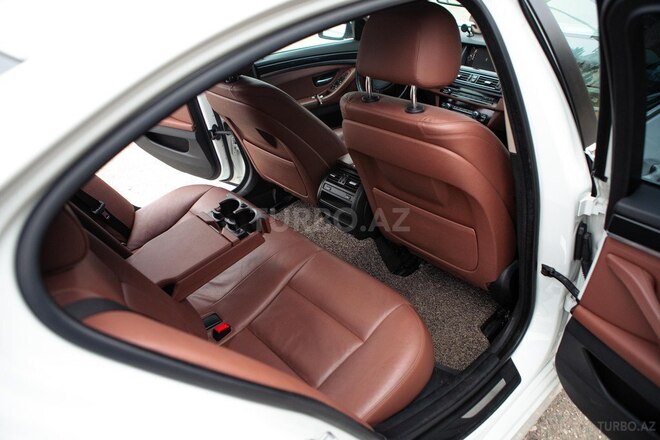 BMW 520 2015, 303,000 km - 2.0 l - Quba