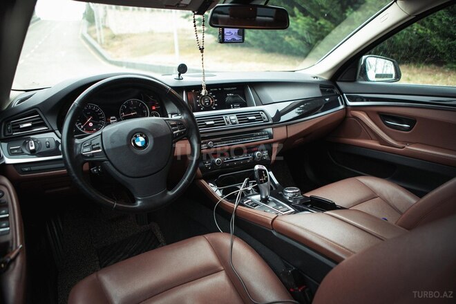 BMW 520 2015, 303,000 km - 2.0 l - Quba
