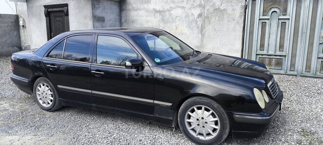 Mercedes E 220 d 2001, 366,000 km - 2.2 л - İsmayıllı