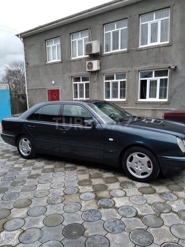 Mercedes E 240 1999, 342,523 km - 2.4 l - Masallı