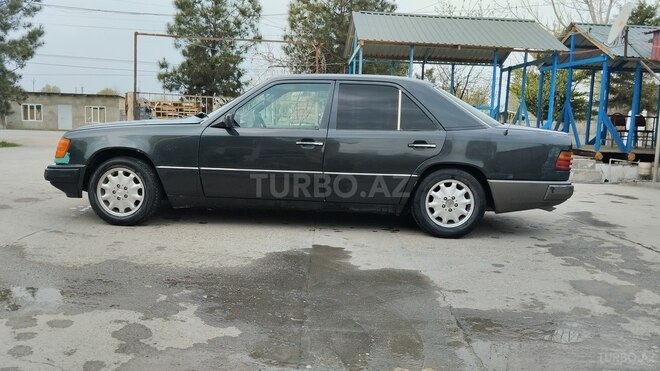 Mercedes E 250 1994, 410,000 km - 2.5 l - Saatlı