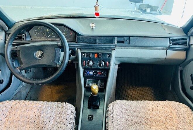 Mercedes E 200 d-9