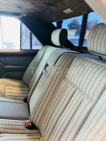 Mercedes E 200 d-8