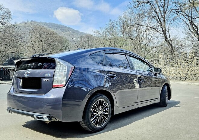 Toyota Prius-12