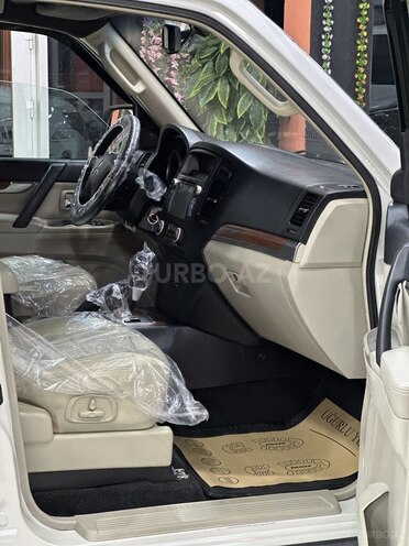 Mitsubishi Pajero-12